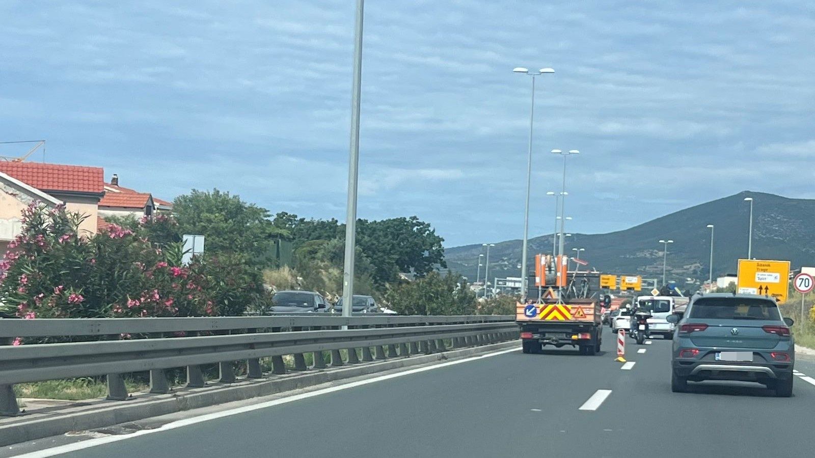 KAOS U KAŠTELIMA 'Usred najveće gužve zatvorili trake na brzoj cesti zbog - oleandara'