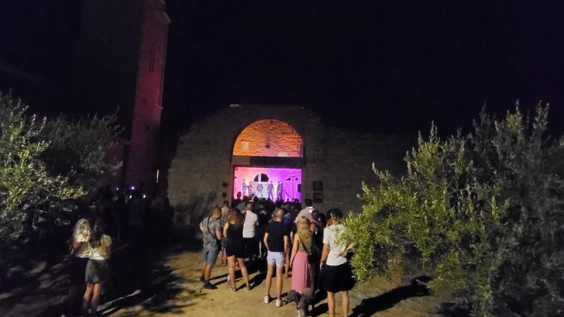 VIDEO S BRAČA Ovo morate čuti: klapska verzija pjesama Iron Maidena izvedena u bazilici iz 6. stoljeća!