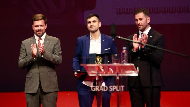 DIRLJIVI TRENUTAK Puni teatar zapljeskao Žanu Ojdaniću, pogledajte video