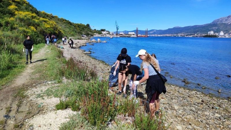 Ponovno se čisti plaža Stinice