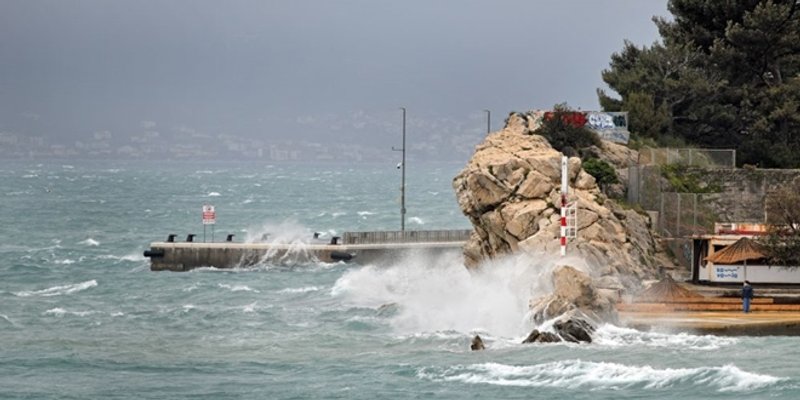 Jugo privezalo katamarane, trajekte i brodove