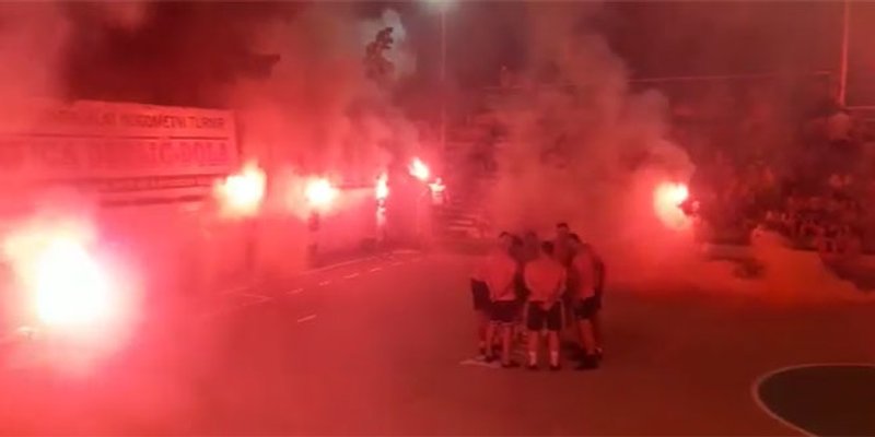 VIDEO IZ KAŠTELA: Sviraju Čavoglave, a tribine gore