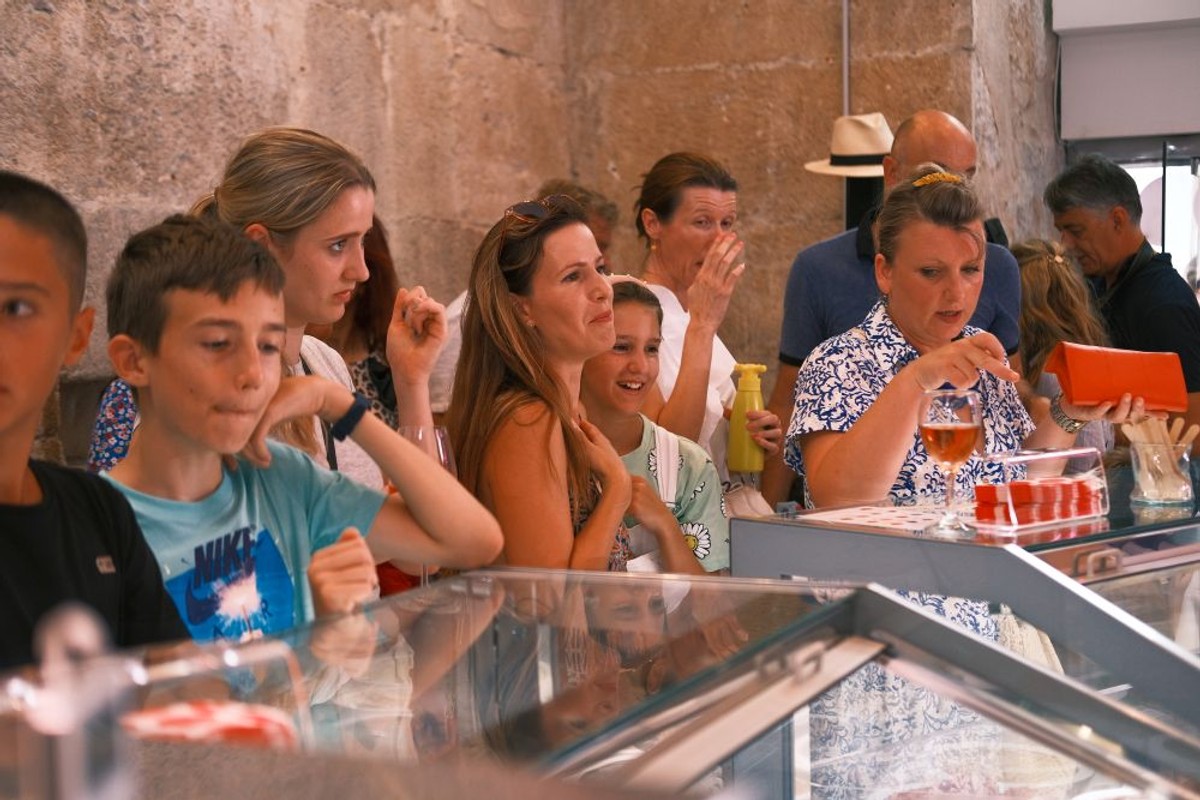 NAJUKUSNIJI I NAJUZBUDLJIVIJI POČETAK ŠKOLSKE GODINE Ove subote slastičarna Häagen-Dazs daruje mališane i školarce sladoledom i mađioničarskim showom!