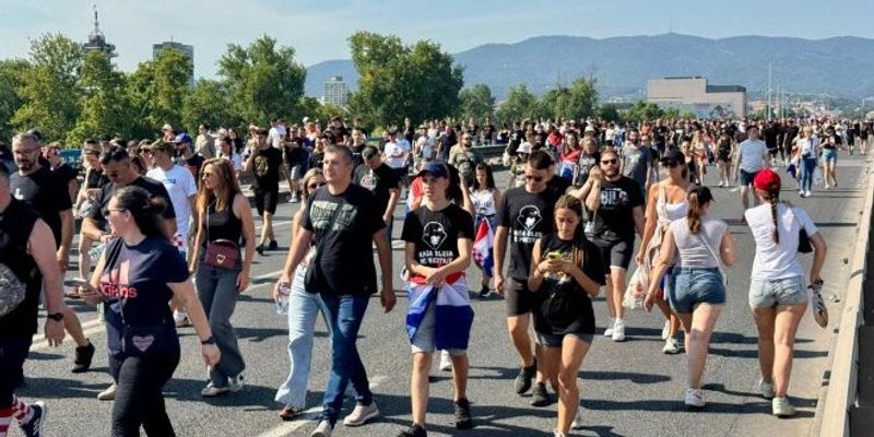 VIDEO: Rijeka ljudi ide na koncert, pjevaju 'Evo zore, evo dana' 