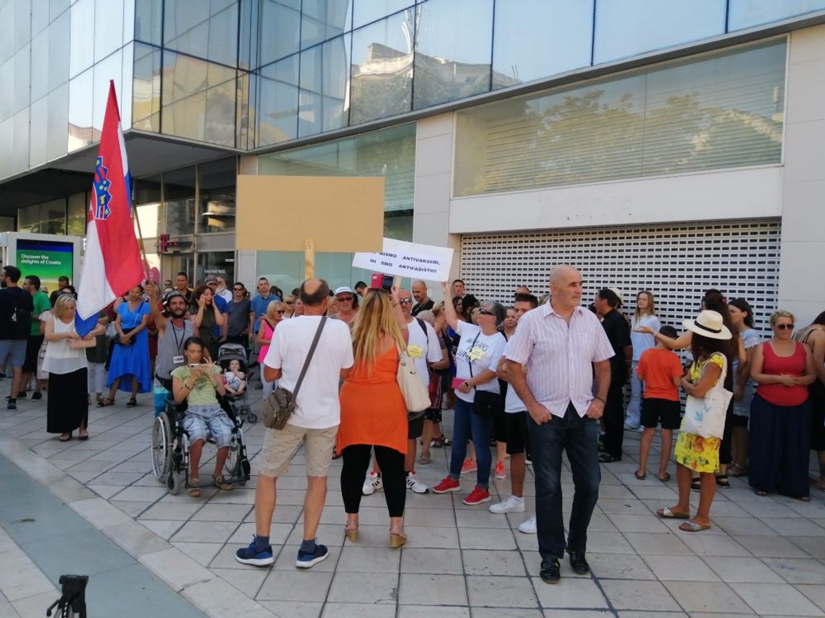 Prosvjed protiv epidemioloških mjera | foto: Veljko Martinović