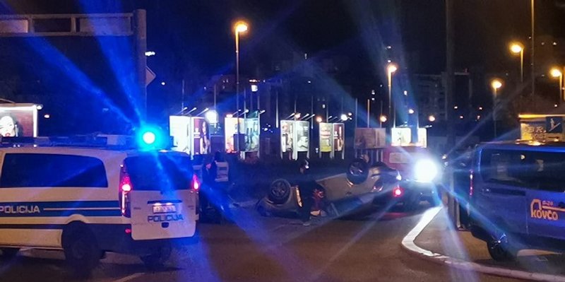 NESREĆA U SPLITU Auto završio na krovu, jedna osoba prevezena u bolnicu