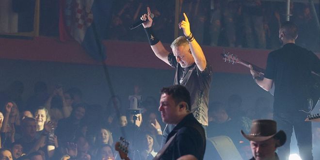 EMOTIVNI VIDEO: Ovu je pjesmu Thompson otpjevao suznih očiju