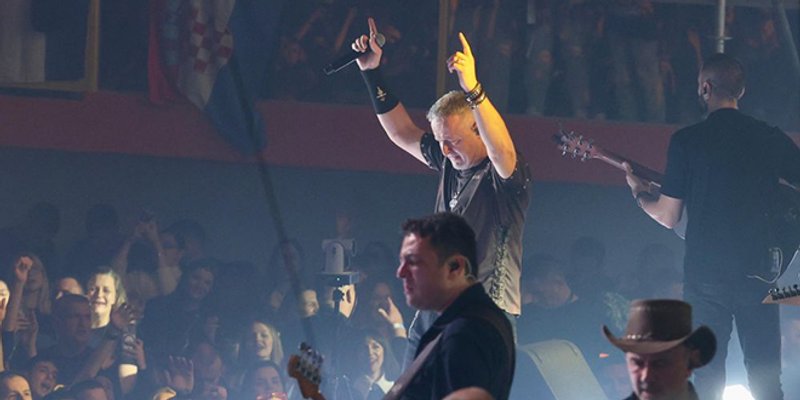 EMOTIVNI VIDEO: Ovu je pjesmu Thompson otpjevao suznih očiju