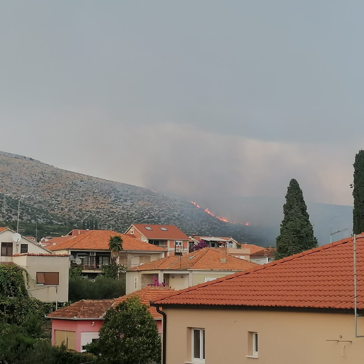 FOTO/VIDEO: UDAR GROMA Buknuo požar iznad trogirske zaobilaznice; Kanaderi uspjeli obuzdati vatru nošenu vjetrom