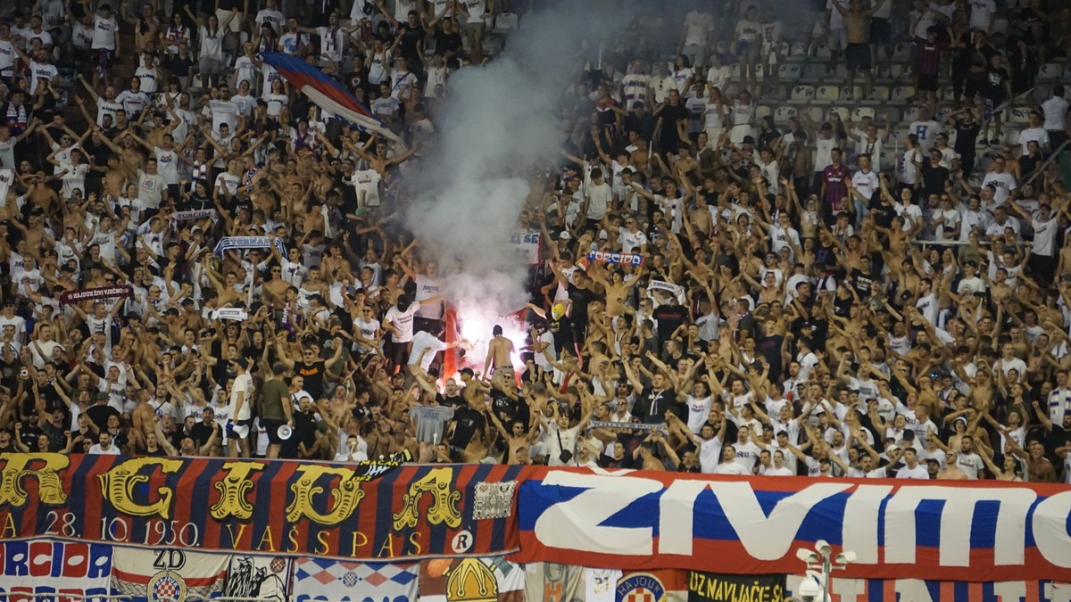 Torcida zapalila transparent navijačke grupe koja je podržala Mladića