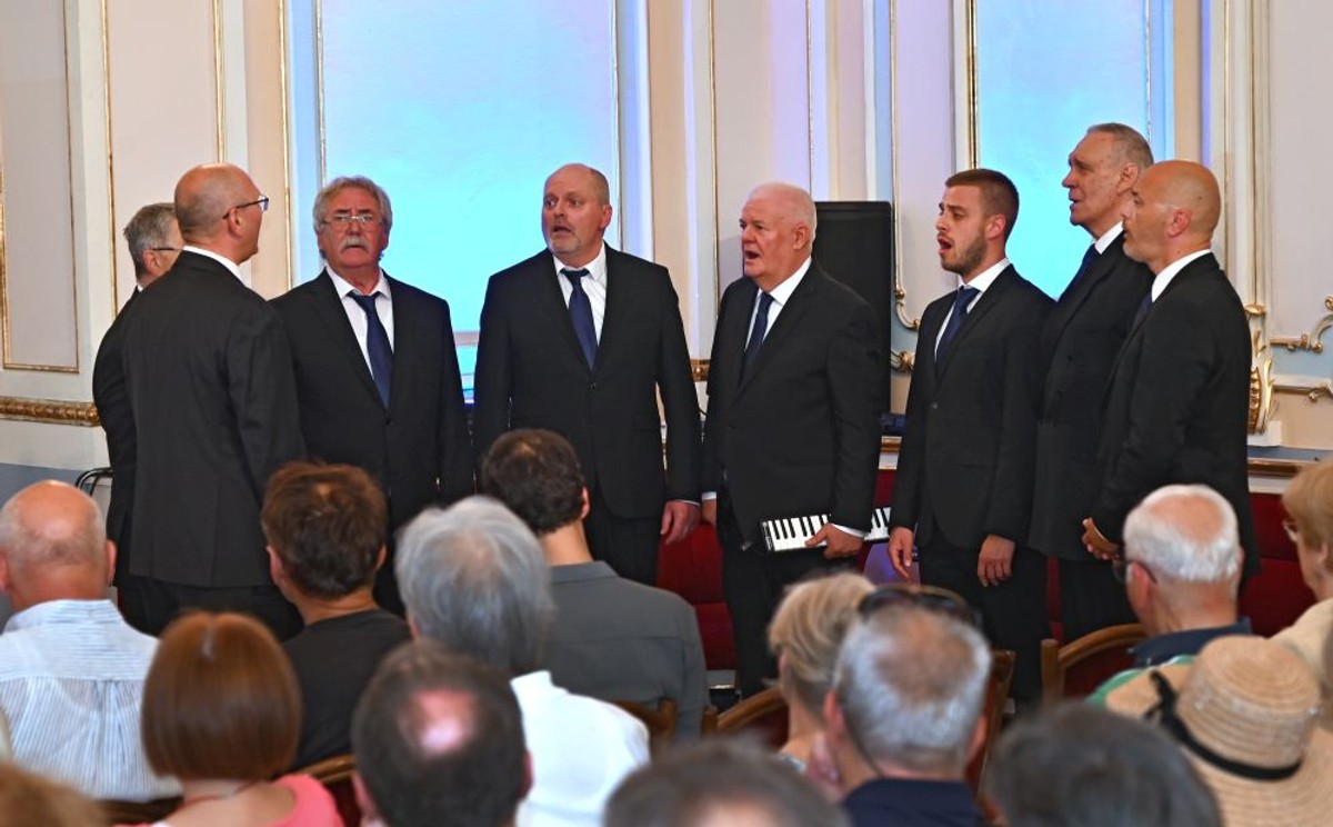 Dvije kuće iznad mora | foto: Joško Šupić