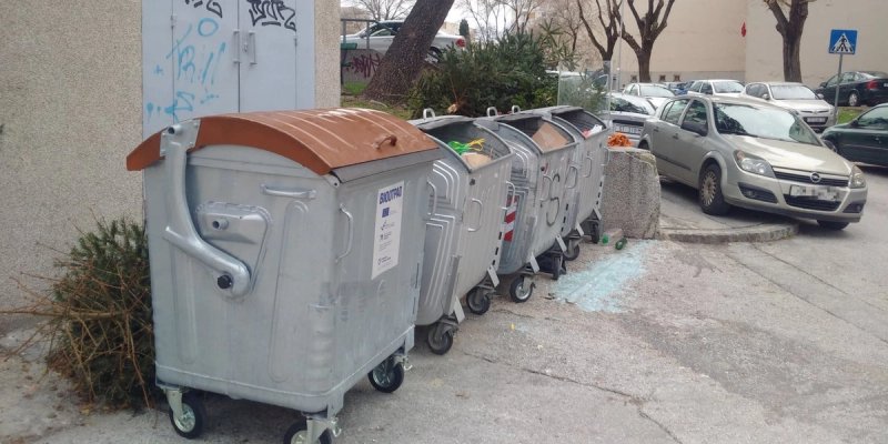 PLOKITE Stigli kontejneri za biootpad, ali nisu postavljeni u Iločkoj ulici