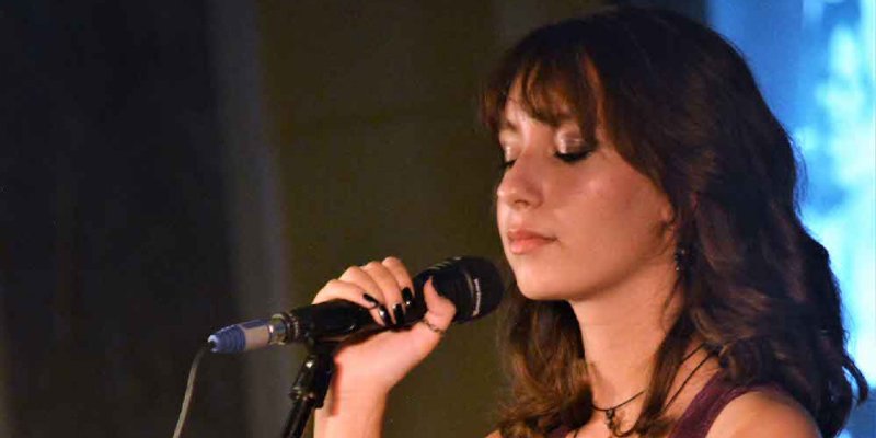 SPLI'SKI LITNJI KOLURI Mlada Flora Bašić oduševila publiku ispred HNK, tek joj je 14 godina