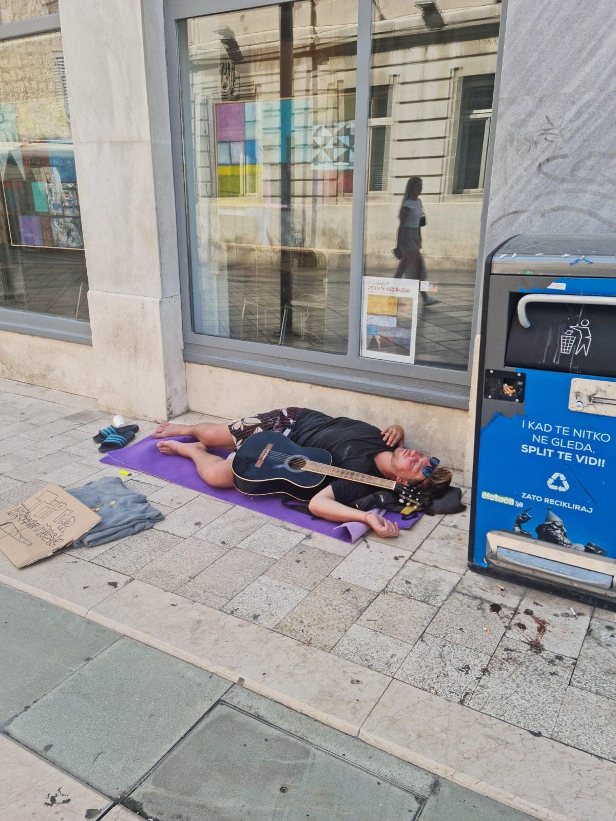 MARMONTOVA Snimljen još jedan ulični spavač/svirač