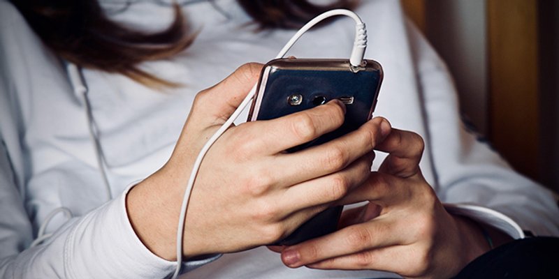 Koji roditelj nije doživio apstinencijsko ludilo odgojne metode oduzimanja mobitela i uzaludne pregovore o ograničavanju vremena pred ekranima?