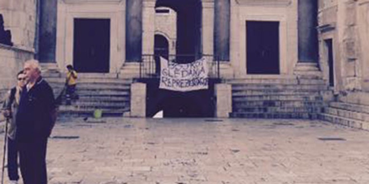 UŽIVO Kafić 'Mali gusar' u Omišu časti sve koji su došli ne gledati utakmicu