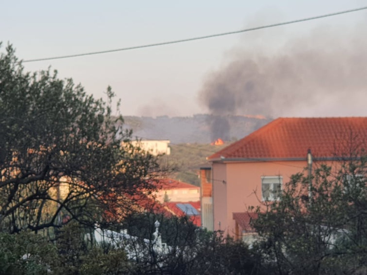 FOTO/VIDEO: VELIKI POŽAR NA ČIOVU Gori Okrug, spašavaju se kuće; 300 metara dalje izbio novi požar