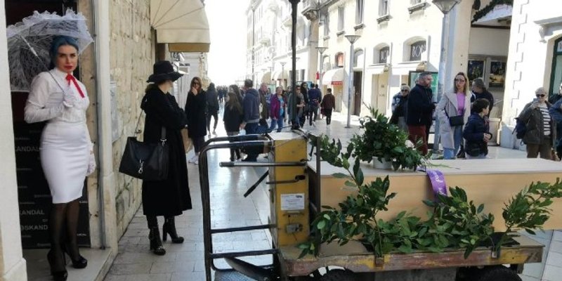 FOTO/VIDEO Vampirica Olja 'sahranila' Skandal