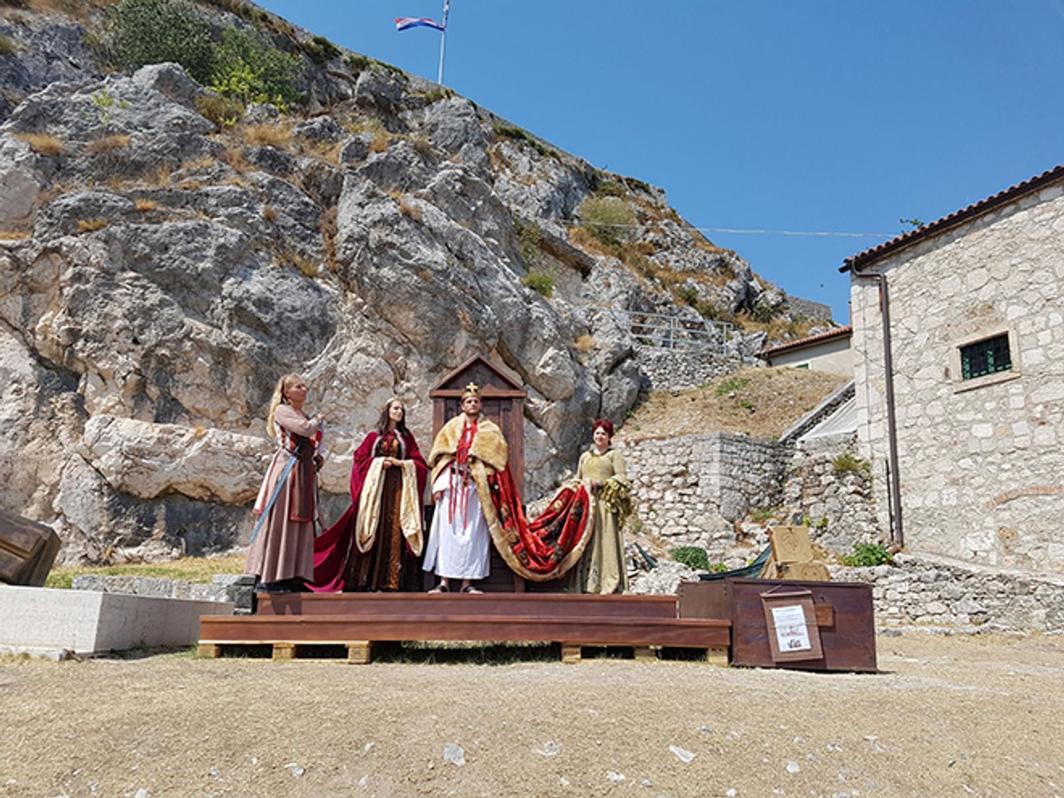 Vlak slobode se vratio u Split, od Labina do Kaštel Starog se vozi sporije da ne bi iskre od kočenja izazvale požar