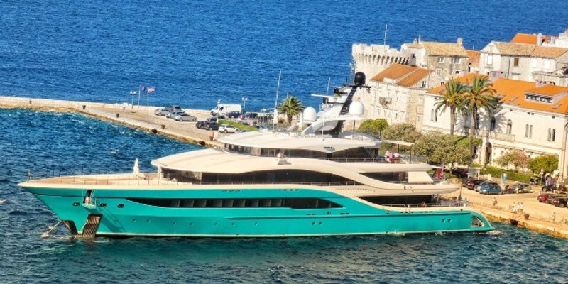 Švicarski milijarder, vlasnik Capri Sun sokova doplovio do Korčule