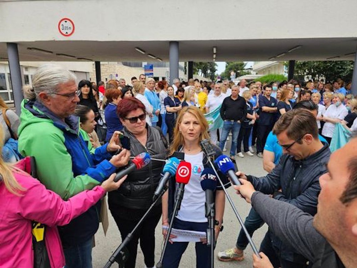 PROSVJED U SPLITU Medicinske sestre pred bolnicom: Vlada svojom ponudom obezvrjeđuje naš rad!