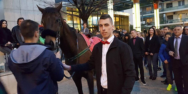 VIDEO: Učenik IV. razreda dojahao na svoju maturalnu zabavu!