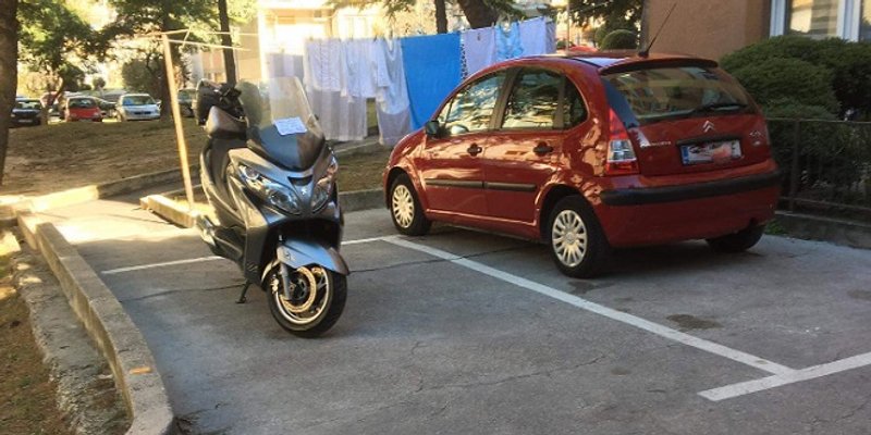 SAMOŽIVOST KOJA LJUTI Parkirao motocikl na mjesto za auto i dobio poruku