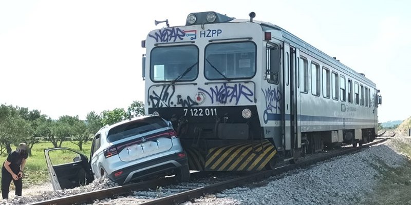 FOTO/VIDEO Vlak udario automobil na tračnicama