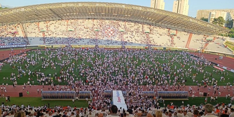 VIDEO Publika s Istoka nakon utakmice provalila na travnjak