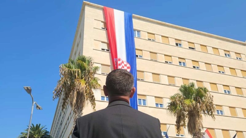 31. OBLJETNICA OLUJE Preko Banovine spuštena 22 metra duga trobojnica: 'U samo 24 sata dogodilo se čudo'