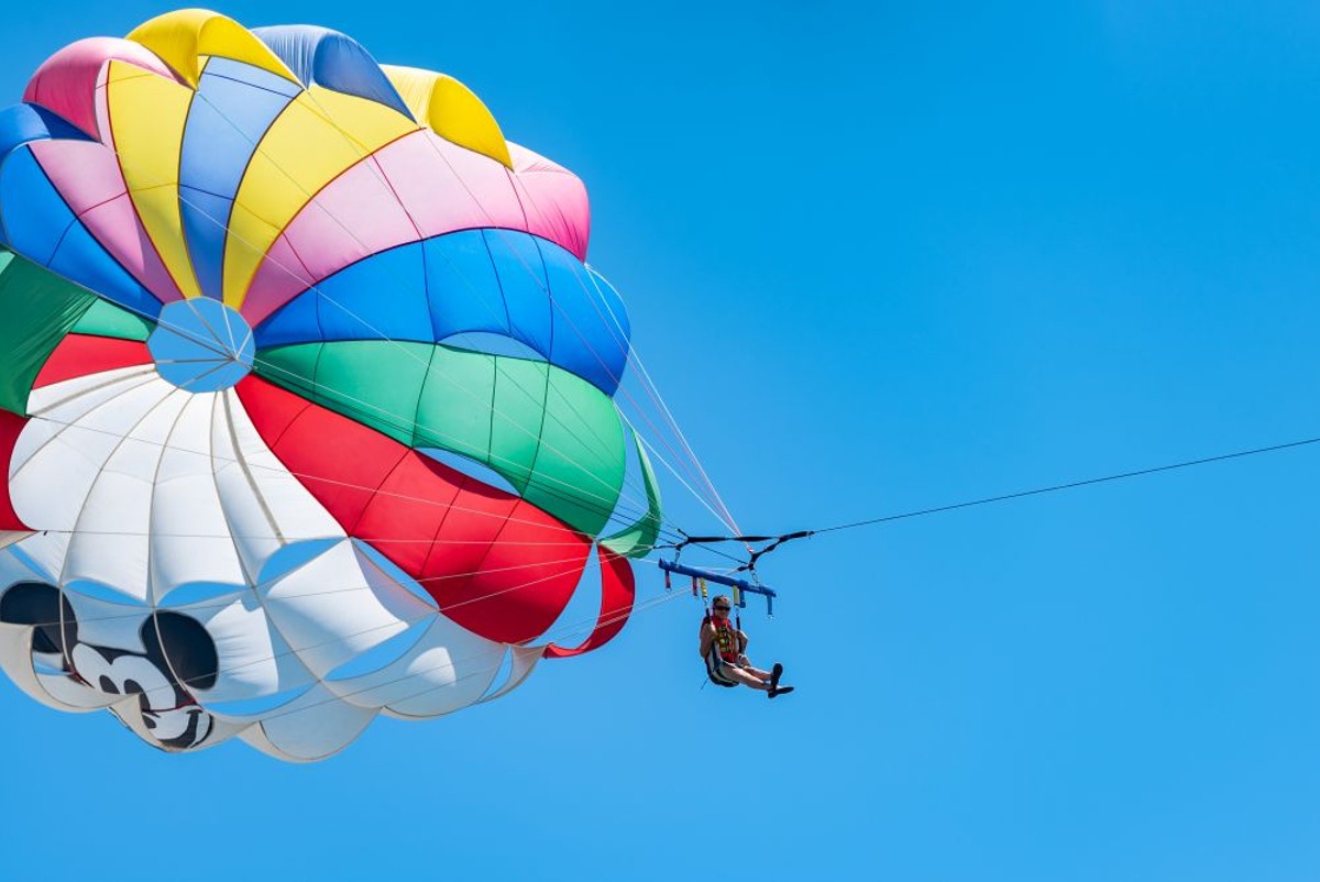 FOTO/VIDEO Tko kaže da su u ponudi samo sunce i more? Pogledajte kako Split Parasail začinjava ljeto