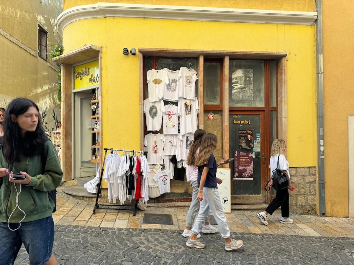 KRAJ GOSPINOG LIKA: Majice s likom Perišića izložene u Sinju