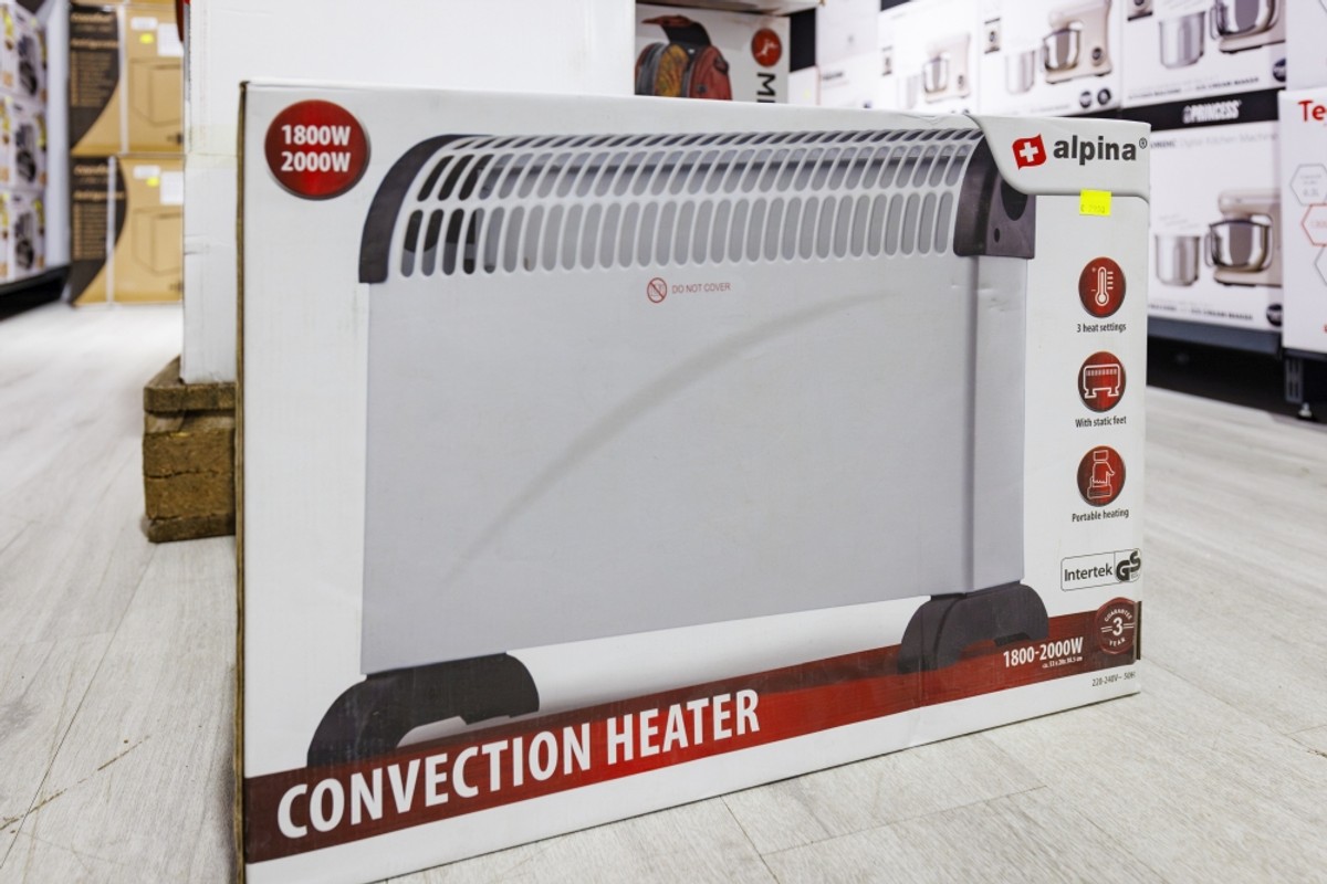 Božićna groznica trese Dalmaciju: U kaštelanskom outletu krenuo Black Friday! Božićni asortiman na 50% popusta, a na rasprodaji su stabla maslina i limuna