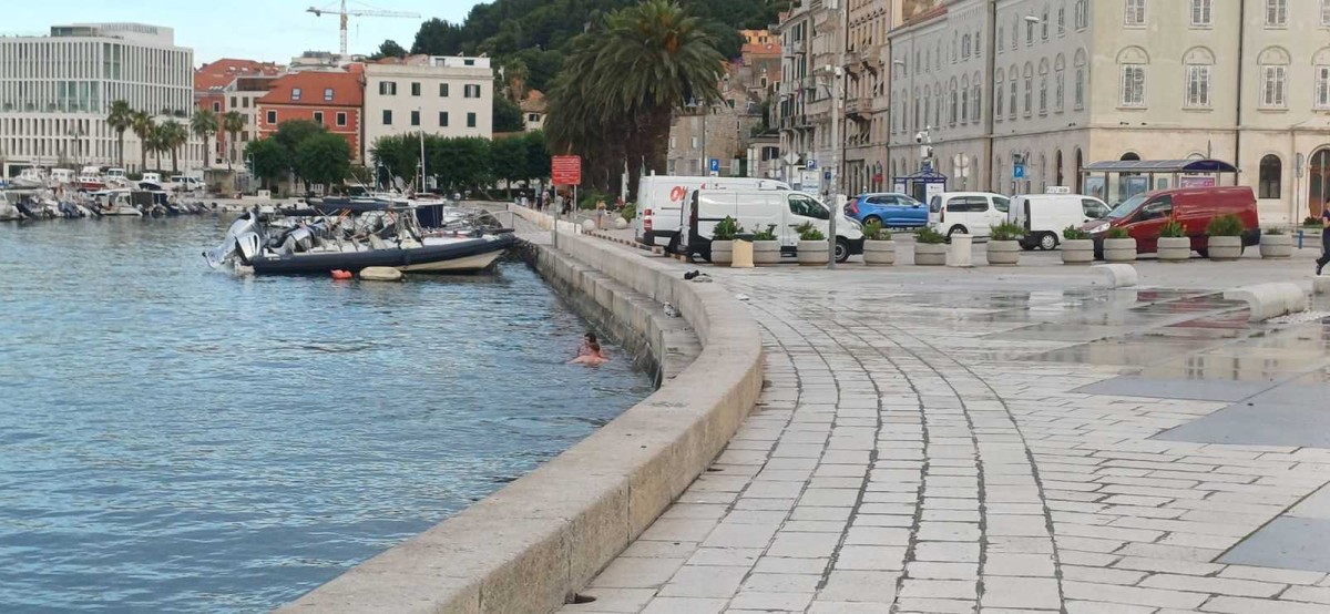 Turisti u moru na Rivi