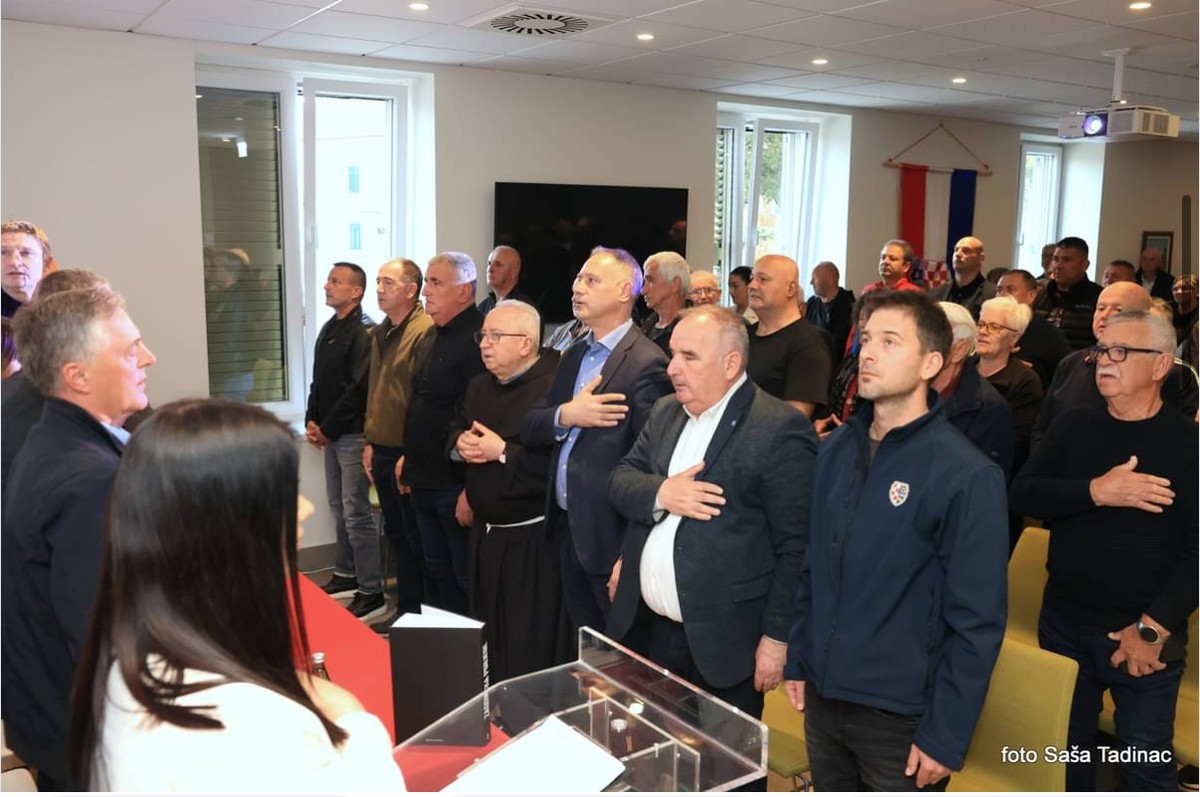 VETERANSKI CENTAR SINJ Predstavljena knjiga 'Zagonetka pobjede' Olivera Peze