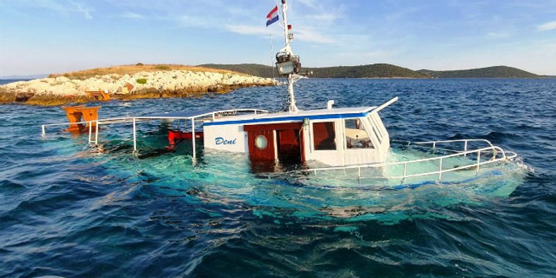 POMORSKA NESREĆA KOD DRVENIKA: Šesnaest brodolomaca i dva člana posade neozlijeđeni spašeni s tonućeg izletničkog broda