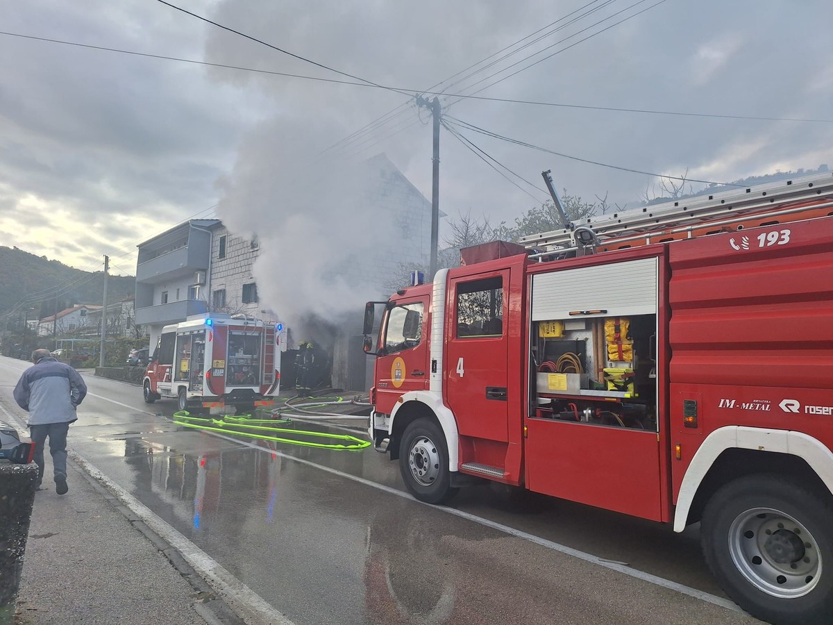 U Srinjinama planula garaža do obiteljske kuće