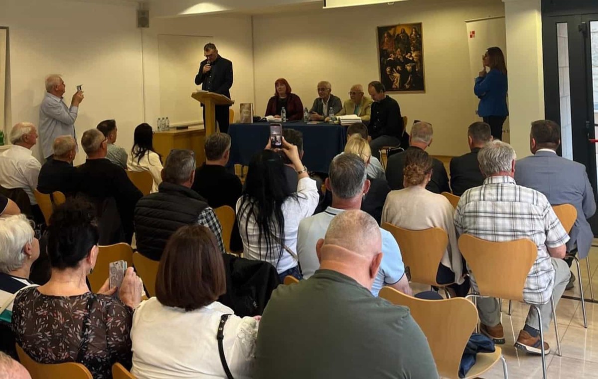Puna dvorana na predstavljanju knjige generala HV-a u Splitu
