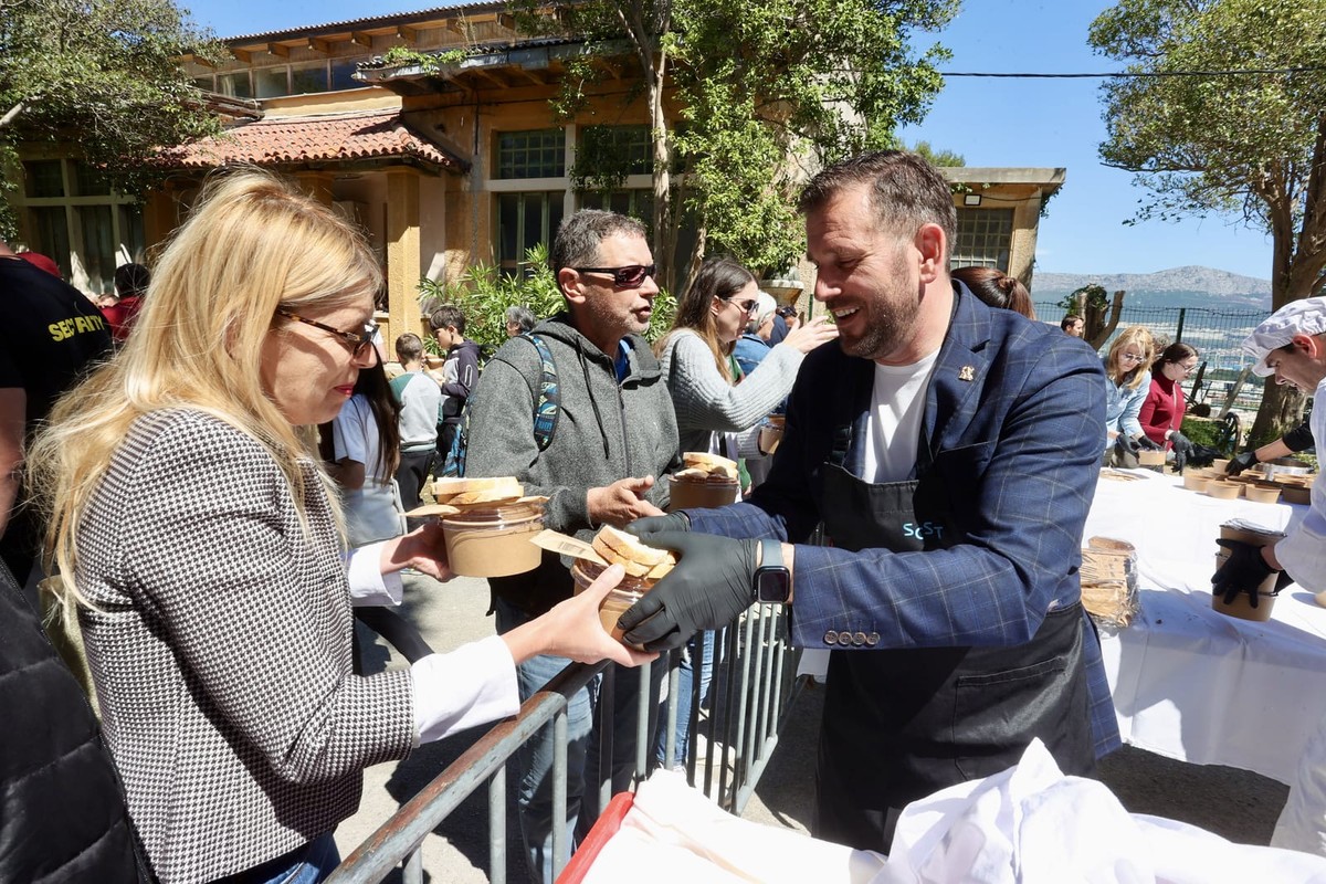 Aktualni gradonačelnik dijelio grah, bivši uživao
