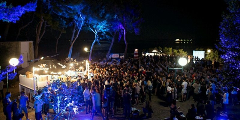 'Ježeva kućica' s naratorom Radom Šerbedžijom večeras na Bačvicama