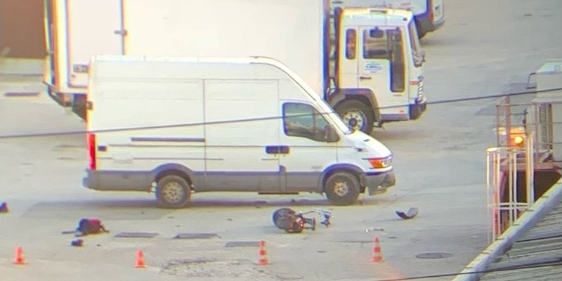 TEŠKA PROMETNA NESREĆA NA TTTS-u: Električnim romobilom podletio pod kombi; Od siline udarca romobil se doslovce raspao