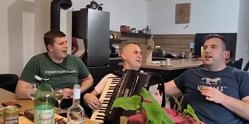 NOVI VIDEO: Pjeva se o Anti Paveliću, Dabro svira harmoniku