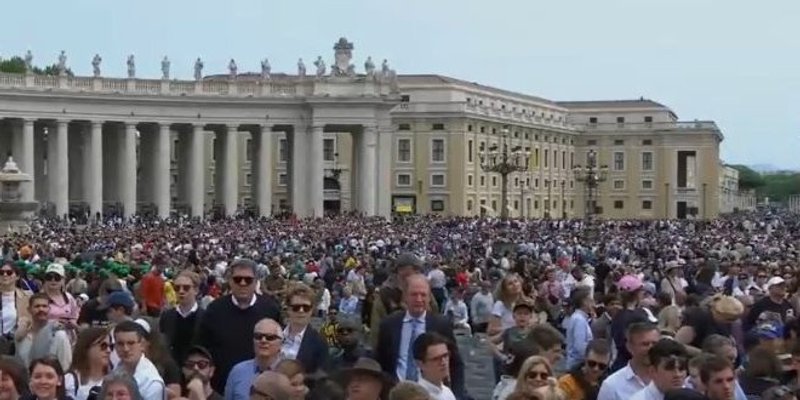 Papa stigao pred vjernike, kratko im se obratio