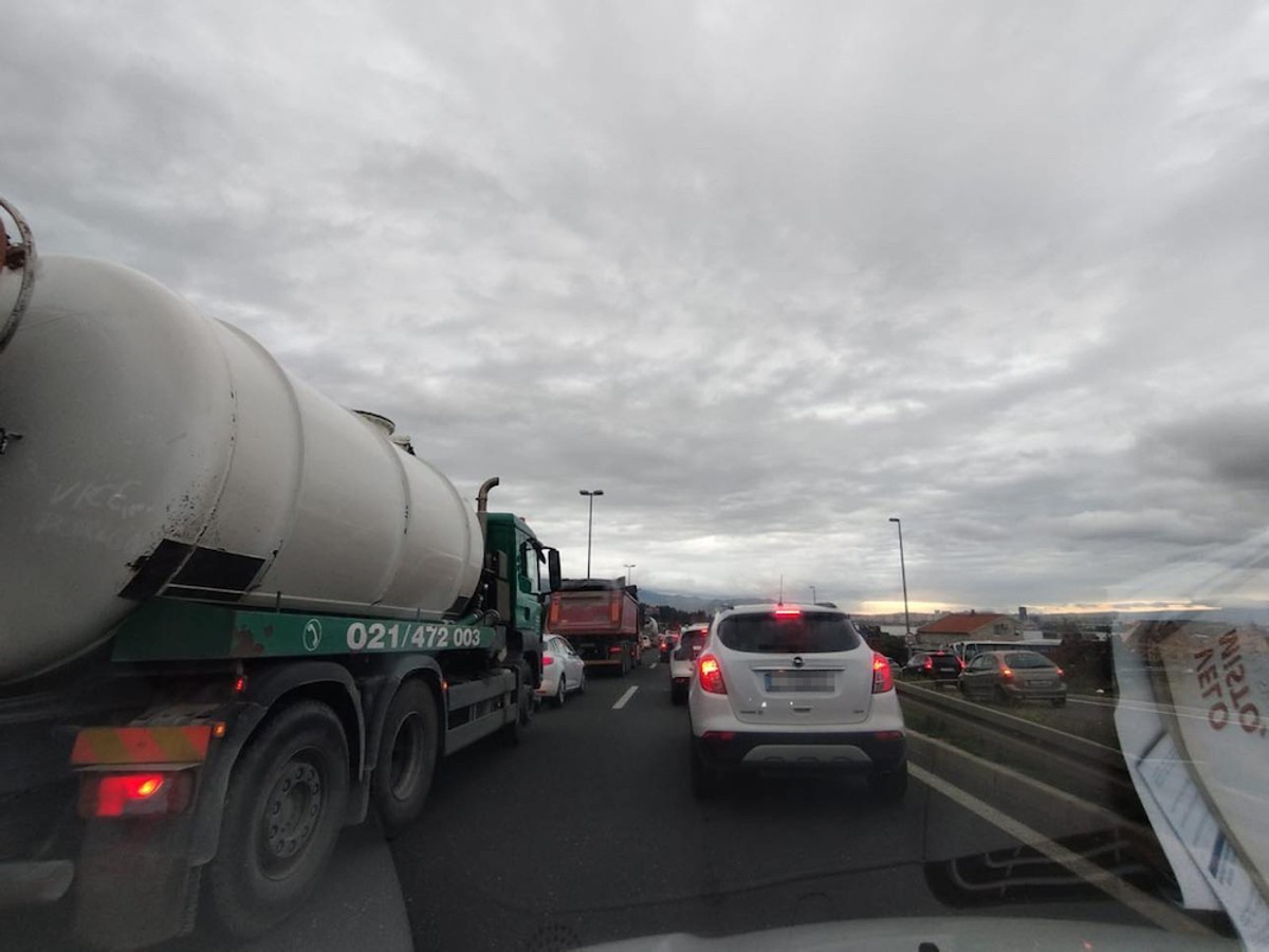 ČETIRI AUTA Lančani sudar na brzoj cesti Kaštela-Solin