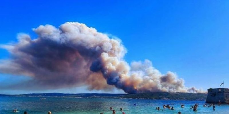 I načelnik Okruga na požarištu, dostavlja vodu i hranu