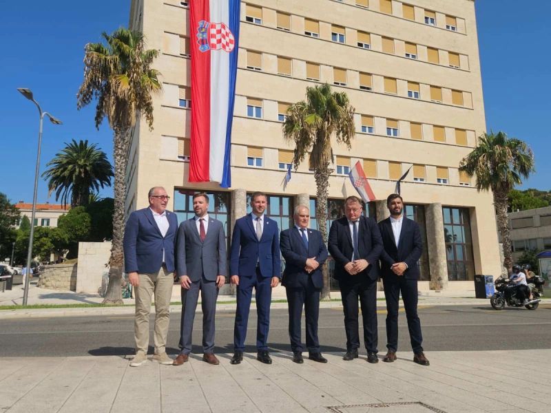 Spuštanje zastave sa zgrade Banovine