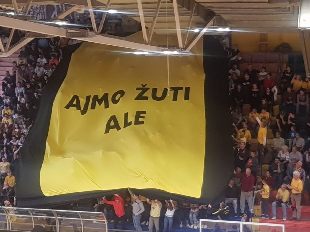 AJMO ŽUTI, ALE: Navijači razvili veliki transparent na Gripama