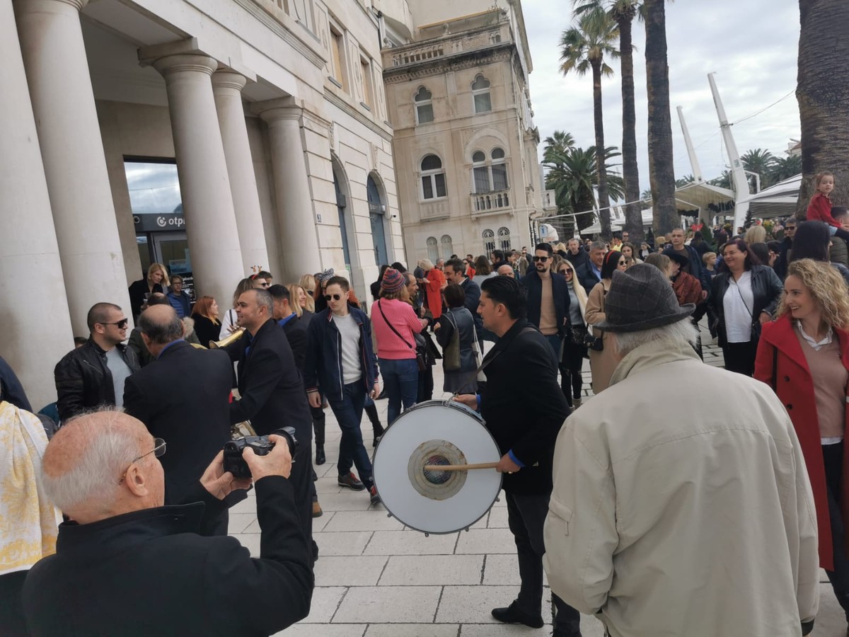 VIDEO Romski trubaduri razgalili Splićane, upadali euri u trubu