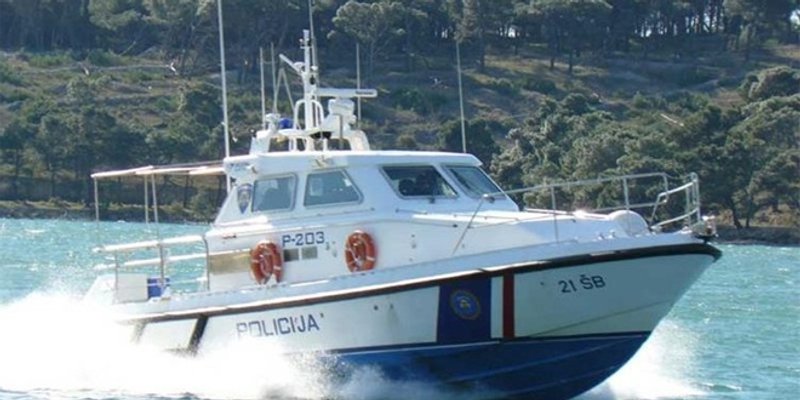 Policijski službenici spasili muškarca iz mora
