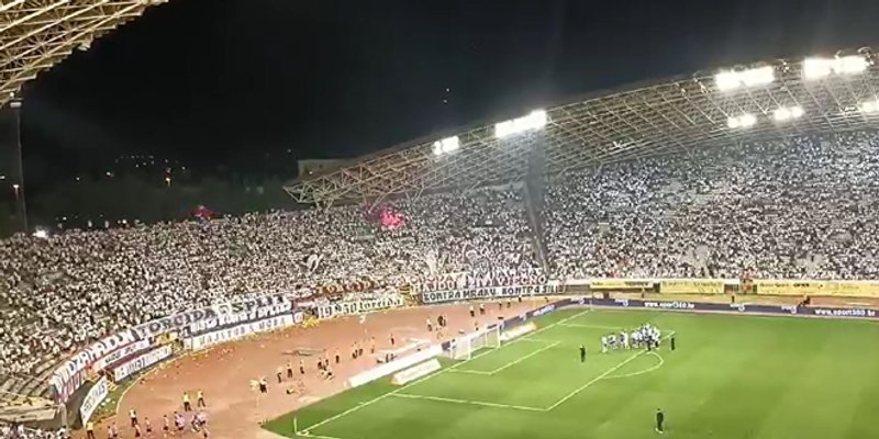 VIDEO Torcida ispratila igrače Hajduka uz optimističnu poruku